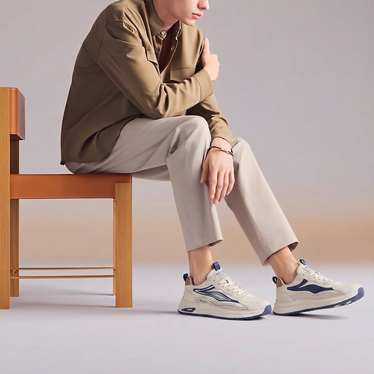 Sneaker 5009 phối áo trắng dạo phố